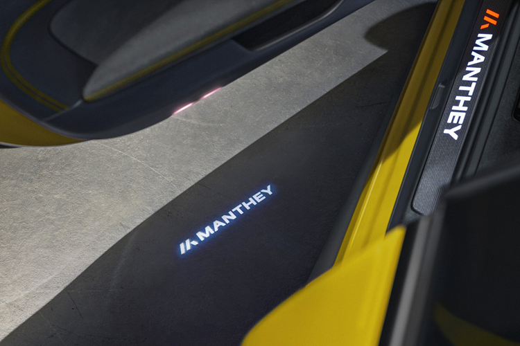 Bên cạnh đó, Manthey cũng đã nâng cao tính khí động học với những chi tiết nhỏ, hầu như không can thiệp nhiều vào diện mạo tổng thể của xe. Chiếc xe thể thao vẫn giữ được vẻ ngoài trang nhã với nhiều cải tiến về khí động học ẩn bên dưới. Ở phần cản trước, xe đã được trang bị thêm tấm líp trước mỏng.