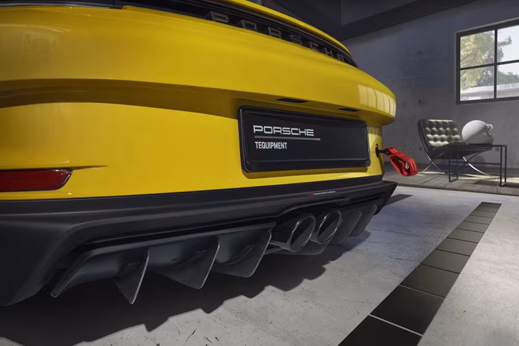 Ngoài ra, phần xe cũng được lắp đặt các bộ phận dẫn khí mới ở dưới gầm xe. Ở phía sau, xe cũng được lắp đặt thêm bộ khuếch tán bằng sợi carbon nổi bật hơn giúp tăng hiệu quả khí động học cho xe. Chủ sở hữu xe 911 GT3 Touring cũng có thể lựa chọn trang bị thêm cho xe phần đĩa ốp khí động học bằng sợi carbon cho mặt ngoài bánh sau của xe.