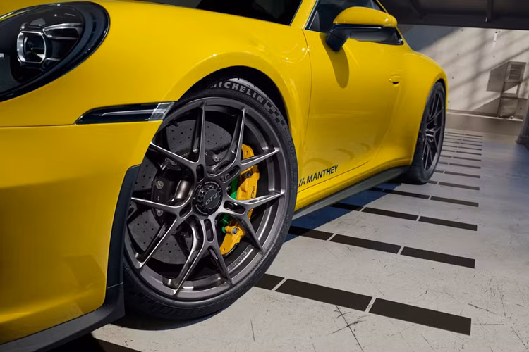 Với những nâng cấp về hệ thống treo và khả năng xử lý, Manthey-Racing cho biết GT3 Touring đã được tối ưu hóa để xe có khả năng sử dụng trên đường đua nhưng không làm thay đổi các đường nét thiết kế gọn gàng của thân xe Touring.