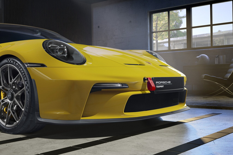 Khách hàng cũng có thể trang bị cho mẫu xe thể thao Porsche 911 GT3 Touring bộ mâm xe hợp kim nhẹ có trọng lượng nhẹ hơn 7,2kg so với bộ xe tiêu chuẩn.