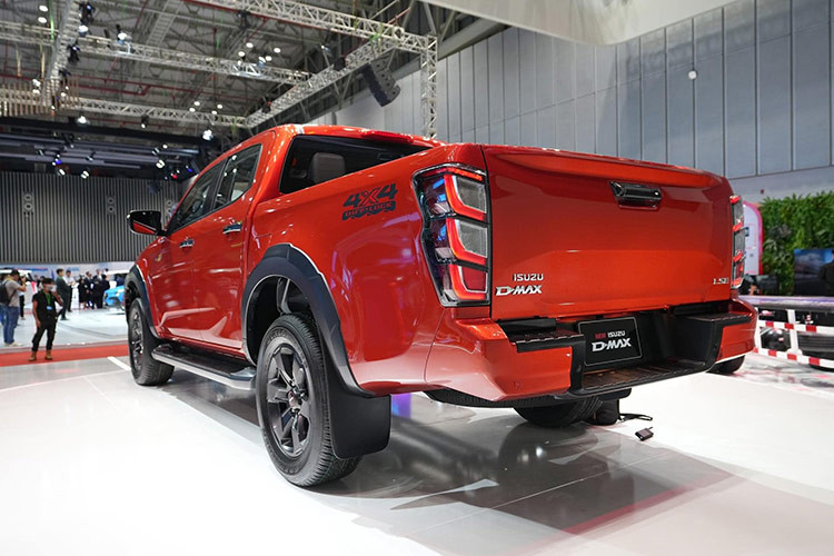 Mẫu xe bán tải Isuzu D-Max facelift 2024 được phân phối chính hãng với mức giá khởi điểm chỉ từ 650 triệu đồng cho phiên bản số sàn, và nếu mua phiên bản cao cấp hơn, Type Z bạn cần chi ra 880 triệu đồng, khá rẻ nếu như so sánh với "ông vua" bán tải Ford Ranger.