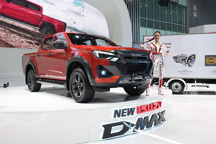 Tại triển lãm Vietnam Motor Show 2024 (VMS), mẫu xe bán tải Isuzu D-Max 2024 mới đã chính thức được giới thiệu tới người dùng Việt. Đây cũng là mẫu xe nhận được quan tâm nhiều nhất tại gian hàng của thương hiệu ôtô Isuzu vốn khá khiêm tốn về diện tích, lẫn trưng bày xe cộ.