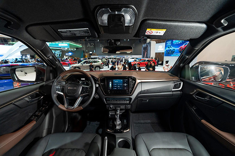 Động cơ trên xe Isuzu D-Max 2024 kết hợp cùng hộp số sàn 6 cấp hoặc tự động 6 cấp đi kèm lẫy chuyển số sau vô lăng. Tùy theo phiên bản, xe sẽ dùng hệ dẫn động 1 cầu hoặc 2 cầu. Để cải thiện khả năng vượt địa hình, xe có thêm bộ vi sai điện tử phía sau, kết hợp với hệ thống Rough Terrain Mode.