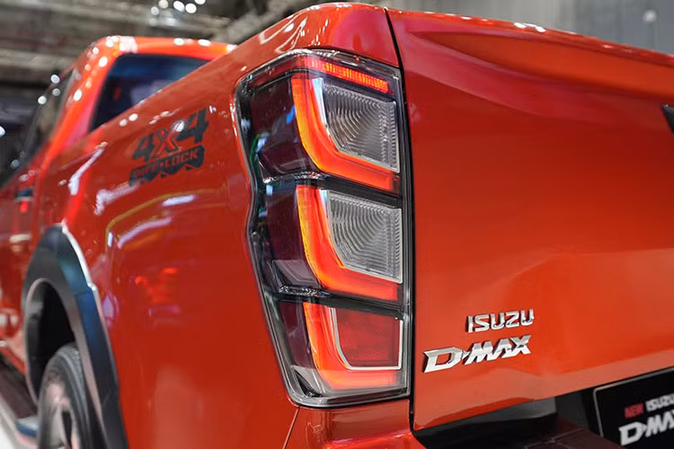 Trong khi đó, bản cao cấp của xe được trang bị đèn pha bi-LED, tích hợp dải đèn LED định vị ban ngày kiêm đèn báo rẽ hình chữ "L", đèn sương mù trước ở hai góc đầu xe, vành hợp kim 18 inch và đèn hậu LED.