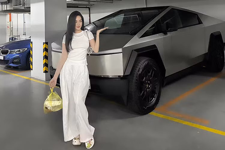 Tân binh nhà Tesla được trang bị lốp chạy mọi địa hình với kích thước 35 inch (khoảng 890 mm). Bên cạnh đó là hệ thống treo khí nén thích ứng, có thể mang đến khoảng sáng gầm tối đa 442 mm cho mẫu xe bán tải này.