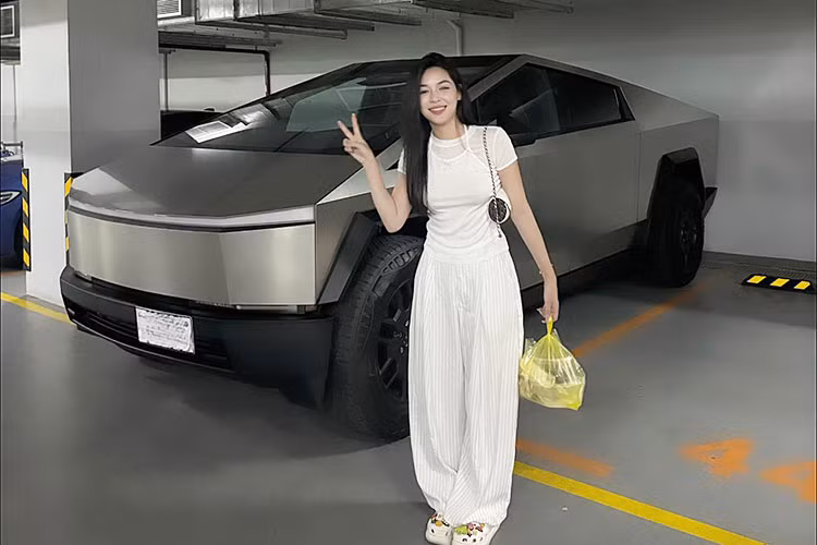 Theo CEO của Tesla là ông Elon Musk, thùng sau của xe không cần đến lót thùng như xe bán tải thông thường. Thùng xe còn được tích hợp ngăn chứa đồ có khóa với có thể tích 1.897 lít.