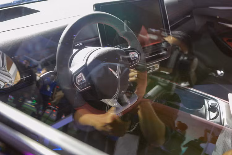 Từ ngày 24/10, khách hàng tại Philippines có thể chính thức đặt cọc mua ôtô điện Vinfast VF7 với mức 5.000 peso/xe trên website VinFast hoặc qua các cửa hàng đại lý chính hãng (cọc được áp dụng hoàn lại theo quy định của VinFast).