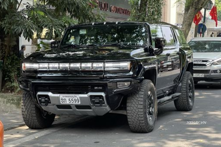 Chiếc SUV điện GMC Hummer EV sở hữu dáng dấp đồ sộ, cơ bắp đậm chất Mỹ. Phần đầu xe gây ấn tượng với lưới tản nhiệt có thiết kế tối giản và đèn pha LED ở hai bên. Lưới tản nhiệt được chia thành 6 phần, mỗi phần đi kèm 1 chữ cái để tạo thành cụm "Hummer". Ngoài ra, lưới tản nhiệt của xe còn có thể phát sáng trong đêm khá ấn tượng.