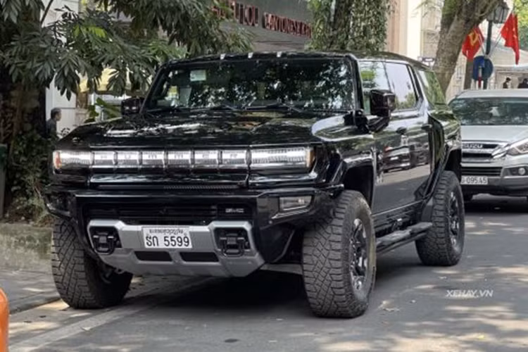 Chiếc SUV điện GMC Hummer EV sở hữu dáng dấp đồ sộ, cơ bắp đậm chất Mỹ. Phần đầu xe gây ấn tượng với lưới tản nhiệt có thiết kế tối giản và đèn pha LED ở hai bên. Lưới tản nhiệt được chia thành 6 phần, mỗi phần đi kèm 1 chữ cái để tạo thành cụm "Hummer". Ngoài ra, lưới tản nhiệt của xe còn có thể phát sáng trong đêm khá ấn tượng.