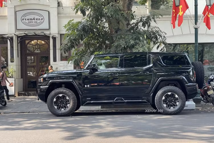 Xe có cấu hình 5 chỗ ngồi với các tiện ích như: bảng đồng hồ kỹ thuật số 12,3 inch; màn hình giải trí cảm ứng 13,4 inch. Cả 2 đều có khả năng hiển thị sắc nét và tạo hiệu ứng thị giác cực mạnh. Bên cạnh đó là những nút chỉnh có thiết kế hầm hố và hệ thống hỗ trợ lái bán tự động Super Cruise.