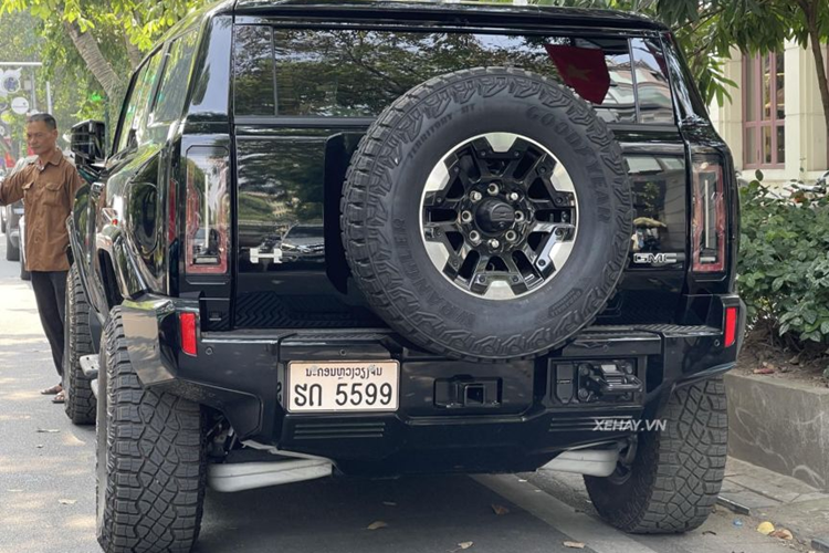 Cung cấp sức mạnh cho GMC Hummer EV bản Edition 1 và 3X là 3 mô-tơ điện cho tổng công suất 830 mã lực và mô-men xoắn cực đại lên tới 15.592 Nm. Nhờ đó, chiếc siêu SUV có thể tăng tốc từ 0-100 km/h trong thời gian 3,5 giây. Xe có phạm vi hoạt động tối đa lên đến 480 km.