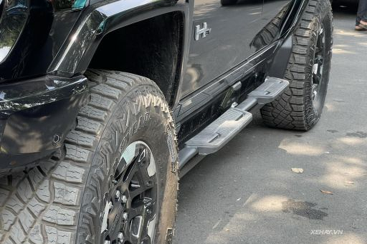 Xe có cản trước cỡ lớn, tấm ốp bảo vệ gầm hầm hố, kính lái khá ngắn được thiết kế thẳng đứng cùng chắn bùn nổi bật. Mẫu SUV này cũng được trang bị nóc Infinity Roof với thiết kế khá bằng phẳng và có thể tháo ra, cất vào trong cốp sau.