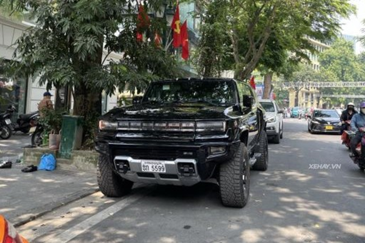 Đây là chiếc GMC Hummer EV đầu tiên về Việt Nam, tuy nhiên, không rõ xe thuộc phiên bản nào. Chiếc xe điện này được gắn biển số Lào nên dự kiến giá xe khi về Việt Nam sẽ không dưới 3 tỷ đồng. Tại Mỹ, giá xe GMC Hummer EV khởi điểm từ 90.000 USD (khoảng 2,3 tỷ đồng).
