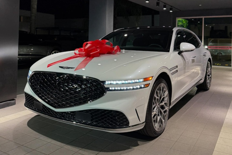 Đây được coi là cơ hội hiếm hoi cho người dùng Việt muốn sở hữu dòng xe này bởi số lượng xe bán ra khá hạn chế. Tại Việt Nam, Genesis G90 2024 mới sẽ cạnh tranh với những mẫu xe sang như: Mercedes-Benz S-Class, BMW 7-Series, Audi A8…