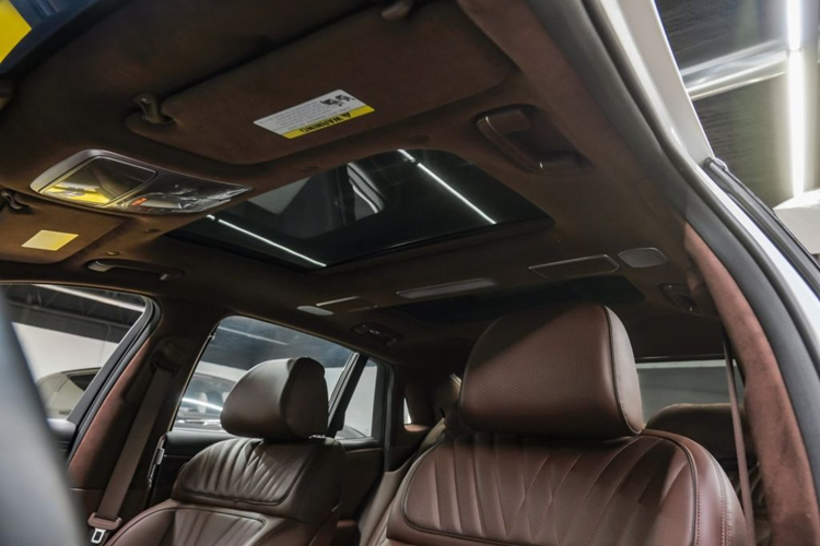 Ghế xe được tích hợp nhiều tính năng như: massage, thông gió/sưởi, chỉnh điện. Hệ thống cửa sau của Genesis G90 là loại đóng bằng điện thông qua nút bấm đặt tại bệ trung tâm.