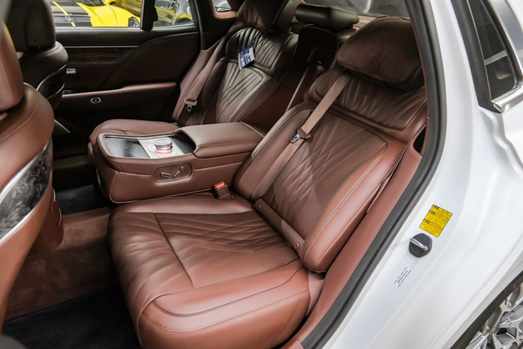 Cung cấp sức mạnh cho Genesis G90 tại Việt Nam là động cơ xăng 3.5L tăng áp cho công suất 375 mã lực và 530 Nm mô-men xoắn. Động cơ đi kèm hộp số tự động 8 cấp.