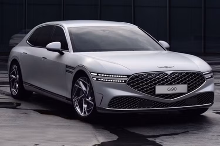 Mẫu xe sedan hạng sang Genesis G90 sở hữu ngoại thất sang trọng, hiện đại. Đầu xe gây ấn tượng với lưới tản nhiệt hoạ tiết kim cương đi cùng hệ thống đèn hai tầng đặc trưng của dòng xe sang thương hiệu Genesis.