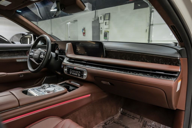 Được định vị là dòng xe sang nên khoang cabin của Genesis G90 được trang bị hàng loạt tiện ích hiện đại như: hai màn hình kích thước 12,3 inch nối liền với nhau, dàn âm thanh Bang &amp; Olufsen. Các chi tiết bên trong xe đều được bọc da, kết hợp cùng kim loại và gỗ.