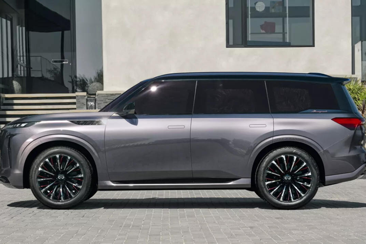 Trước đó, nhãn hiệu xe sang trực thuộc Nissan từng giới thiệu bản ý tưởng mang tên QX Monograph tại lễ hội Pebble Beach vào mùa hè năm 2023. Mẫu concept lúc đó gây ấn tượng bởi kiểu dáng to lớn, hình hộp với các đường nét đơn giản và thanh lịch.