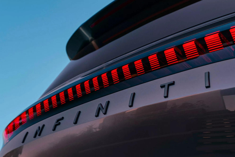 Đội ngũ thiết kế Infiniti cố gắng tạo ra một ngôn ngữ mới thông qua các chi tiết nổi bật như lưới tản nhiệt lớn lấy cảm hứng từ những thân cây đan chéo nhau của rừng tre, cửa sổ trời toàn cảnh lớn mang đến cho người ngồi trong xe nhiều ánh sáng tự nhiên, các yếu tố chiếu sáng mới thú vị…