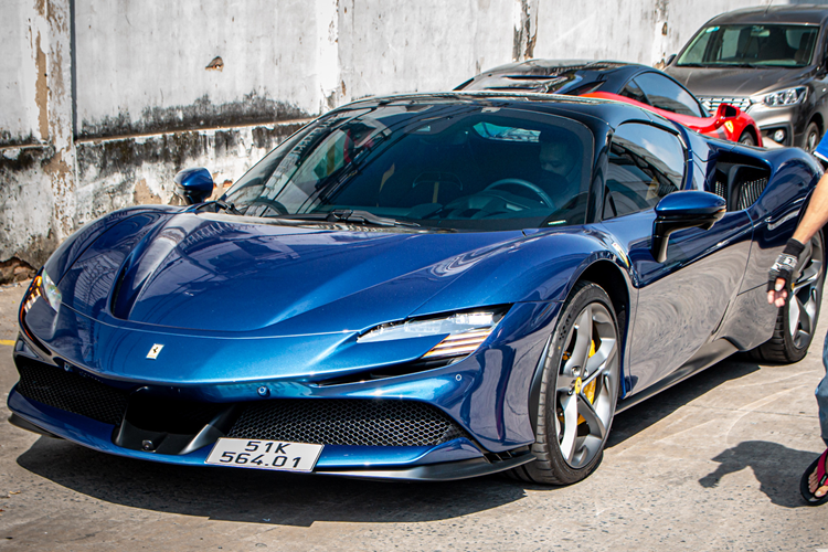 SF90 Spider cũng là chiếc siêu xe mui trần Ferrari thương mại đầu tiên có hệ truyền động plug-in hybrid và hiện là chiếc xe Ferrari có động cơ V8 mạnh nhất thế giới.