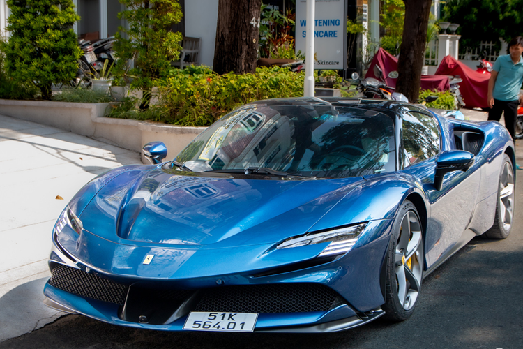 Khi lắp hệ truyền động hybrid, siêu xe mui trần Ferrari SF90 Spider có công suất tối đa 986 mã lực. Với sức mạnh khủng khiếp mình có được, siêu xe mui trần Ferrari SF90 Spider chỉ mất 2,5 giây để đua nước rút từ vị trí xuất phát lên 100 km/h.