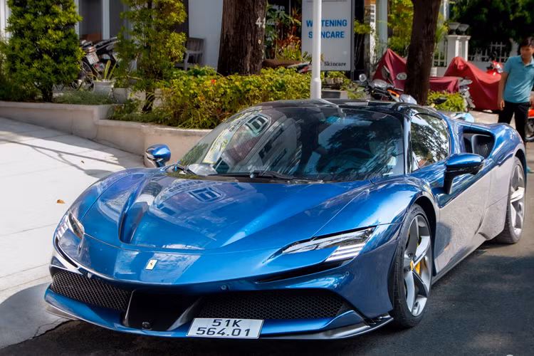 Khi lắp hệ truyền động hybrid, siêu xe mui trần Ferrari SF90 Spider có công suất tối đa 986 mã lực. Với sức mạnh khủng khiếp mình có được, siêu xe mui trần Ferrari SF90 Spider chỉ mất 2,5 giây để đua nước rút từ vị trí xuất phát lên 100 km/h.