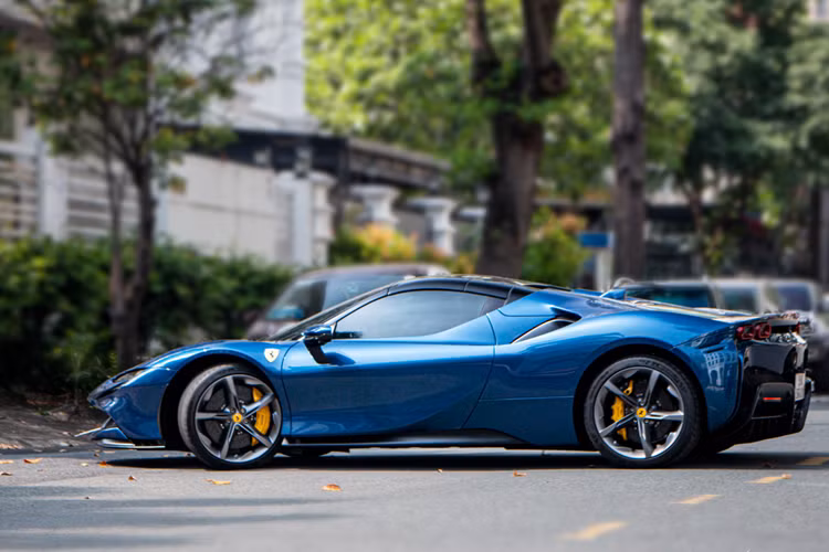 Để làm được điều này, ngoài việc động cơ xăng mang đến cho xe 769 mã lực, các kỹ sư của hãng Ferrari còn nghiên cứu để giúp xe có thêm 217 mã lực từ động cơ điện.