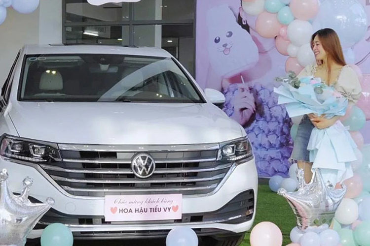 Hoa hậu Việt Nam 2018 cho biết hiện cô chưa biết lái ôtô. Do đó, khi tới showroom nhận xe, Tiểu Vy phải nhờ đến sự trợ giúp của Hoa khôi Thúy Vi để đưa xe về nhà.