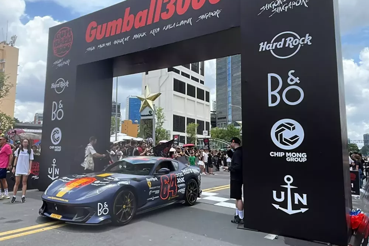 Gần 12 giờ trưa, chiếc xe đầu tiên của Gumball 3000 2024 mới bắt đầu lăn bánh ra khỏi cổng chào của hành trình siêu xe lớn nhất thế giới, đánh dấu sự rời đi của Gumball 3000 ở Việt Nam sau gần 2 ngày diễn ra, cũng như 3 tuần các siêu xe tập kết về Việt Nam.