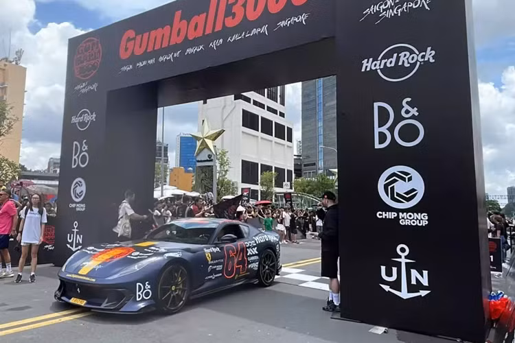 Gần 12 giờ trưa, chiếc xe đầu tiên của Gumball 3000 2024 mới bắt đầu lăn bánh ra khỏi cổng chào của hành trình siêu xe lớn nhất thế giới, đánh dấu sự rời đi của Gumball 3000 ở Việt Nam sau gần 2 ngày diễn ra, cũng như 3 tuần các siêu xe tập kết về Việt Nam.