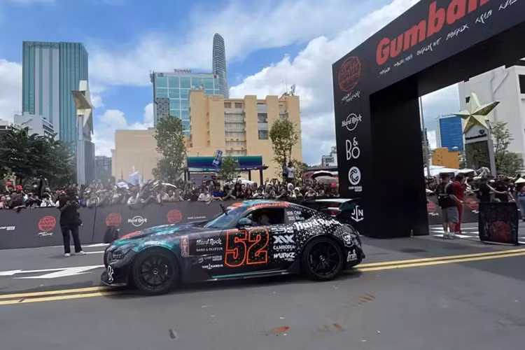 Đại gia D.Kang đã mở hẳn mui chiếc siêu xe triệu đô Koenigsegg Regera "Honey" của mình để thưởng thức bữa tiệc trọn vẹn nhất trong lễ xuất phát của hành trình siêu xe Gumball 3000 lần thứ 25 này, đáp lại, nhiều người đã vỗ tay, hò hét.