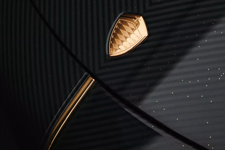 Mọi chi tiết ngoại thất trên chiếc Jesko Attack đều được làm từ sợi carbon, hiện rõ vân trên bề mặt, được sơn phủ lớp bảo vệ ở trên cùng có pha các hạt vàng nhỏ li ti.