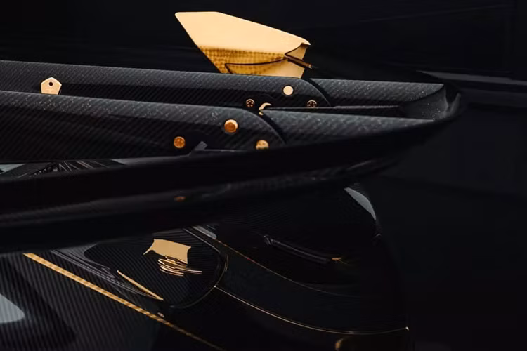 Koenigsegg không tiết lộ thêm thông tin liên quan đến chiếc Jesko Attack cụ thể này, nhưng giới đam mê siêu xe cho rằng người đặt mua khi chọn kiểu màu ngoại thất đã lấy cảm hứng từ một chiếc Agera RS đặc biệt nổi tiếng.