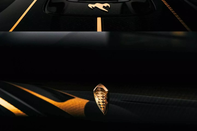 Điểm nhấn của chiếc Koenigsegg Jesko Attack đặc biệt này là phần thân được bọc hoàn toàn bằng sợi carbon bóng, kết hợp với những chi tiết trang trí phủ vàng 24K, đem lại hiệu ứng thị giác thực sự mãn nhãn.