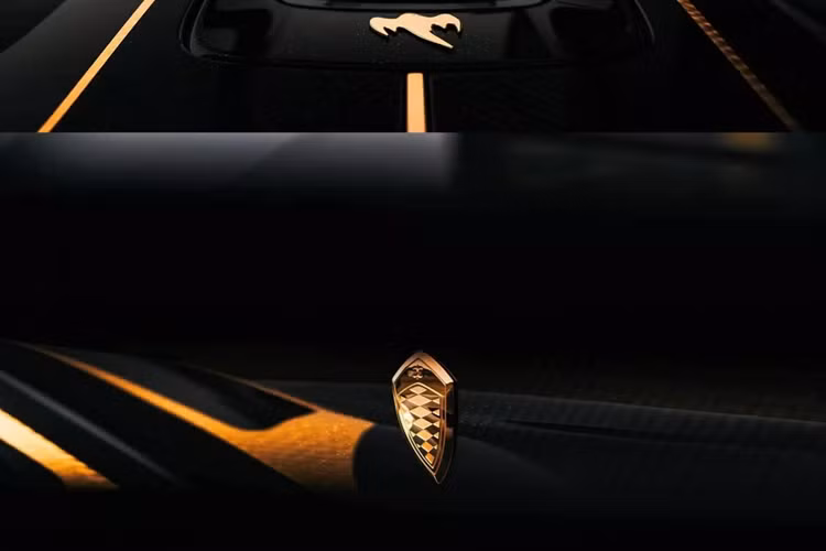 Điểm nhấn của chiếc Koenigsegg Jesko Attack đặc biệt này là phần thân được bọc hoàn toàn bằng sợi carbon bóng, kết hợp với những chi tiết trang trí phủ vàng 24K, đem lại hiệu ứng thị giác thực sự mãn nhãn.