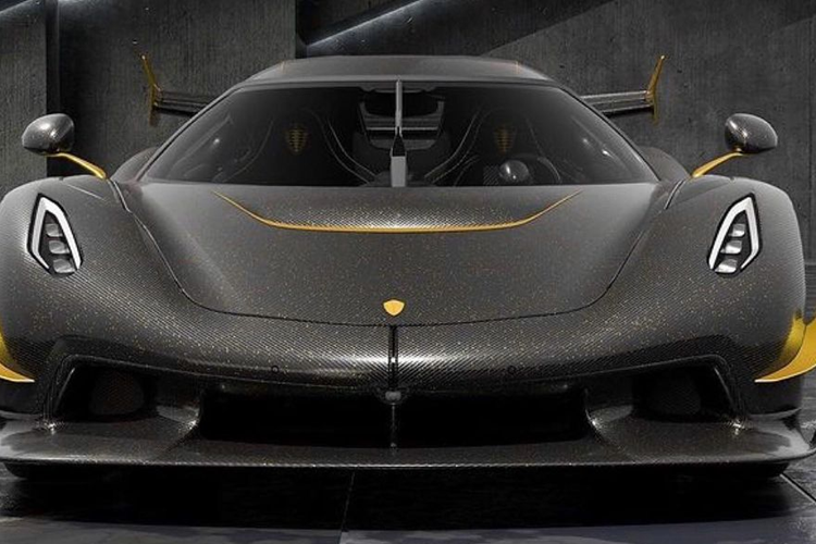 Dòng siêu xe hypercar Koenigsegg Jesko được trang bị động cơ V8 tăng áp kép, dung tích 5.0L, có khả năng sản sinh công suất 1.280 mã lực với xăng thông thường hoặc lên đến 1.600 mã lực nếu dùng xăng E85 (cồn chiếm 85% thể tích). Cùng với đó là hộp số đa ly hợp 9 cấp và hệ dẫn động cầu sau với công nghệ độc quyền của Koenigsegg.