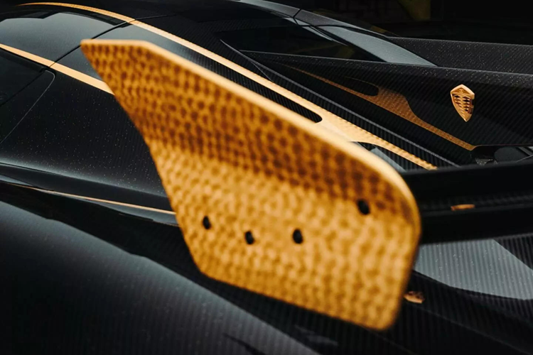Một số thành phần được phủ vàng bao gồm các cánh gió cản trước, giá đỡ gương, chi tiết trang trí ở giữa cản trước, khí động học bên hông, tấm ốp cánh gió sau, logo Koenigsegg và đường chạy dọc mui xe.