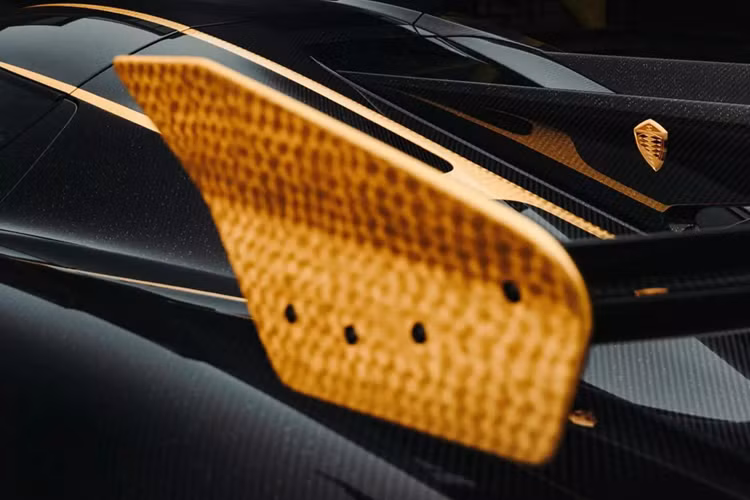 Một số thành phần được phủ vàng bao gồm các cánh gió cản trước, giá đỡ gương, chi tiết trang trí ở giữa cản trước, khí động học bên hông, tấm ốp cánh gió sau, logo Koenigsegg và đường chạy dọc mui xe.