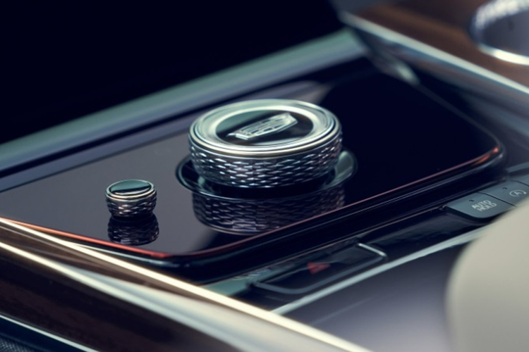 Tuy nhiên, nâng cấp đáng chú ý nhất trên Cadillac Escalade 2025 không nằm ở ngoại thất mà tới từ khu vực cabin. Mẫu SUV sang trọng này được trang bị cụm màn hình có kích thước lên tới 55 inch trải dài xuyên suốt táp lô.