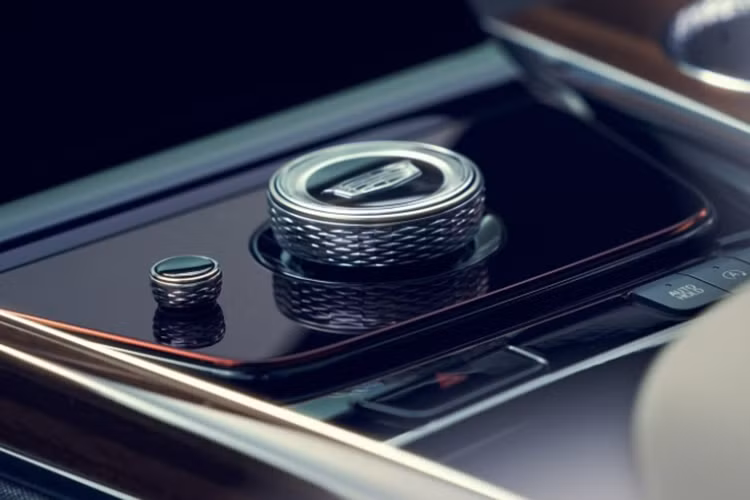 Tuy nhiên, nâng cấp đáng chú ý nhất trên Cadillac Escalade 2025 không nằm ở ngoại thất mà tới từ khu vực cabin. Mẫu SUV sang trọng này được trang bị cụm màn hình có kích thước lên tới 55 inch trải dài xuyên suốt táp lô.