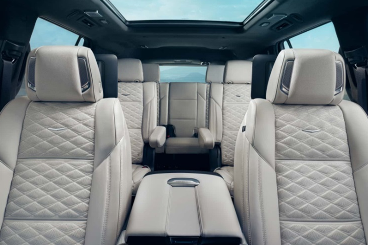 Đây cũng là bộ la-zăng có kích thước lớn nhất mà Cadillac từng sản xuất. Trên Escalade mới, Cadillac đã phát triển hệ thống đóng/mở cửa xe bằng cảm ứng khá độc đáo. Với hệ thống này, cửa xe sẽ tự động mở ra khi phát hiện chủ xe đến gần. Sau khi vào trong xe, tài xế chỉ cần nhấn nhẹ chân phanh là cửa sẽ tự động đóng lại.