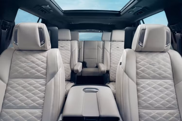 Đây cũng là bộ la-zăng có kích thước lớn nhất mà Cadillac từng sản xuất. Trên Escalade mới, Cadillac đã phát triển hệ thống đóng/mở cửa xe bằng cảm ứng khá độc đáo. Với hệ thống này, cửa xe sẽ tự động mở ra khi phát hiện chủ xe đến gần. Sau khi vào trong xe, tài xế chỉ cần nhấn nhẹ chân phanh là cửa sẽ tự động đóng lại.