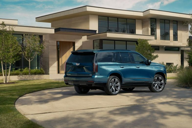 Không chỉ vậy, xe còn được trang bị thêm một màn hình nhỏ ở khu vực bệ tỳ tay trung tâm, dùng để chỉnh điều hòa và các tính năng thiết yếu trên xe. Ngoài ra, xe cũng có vô lăng mới, lẫy chuyển số sau vô lăng và đèn viền nội thất 128 màu.