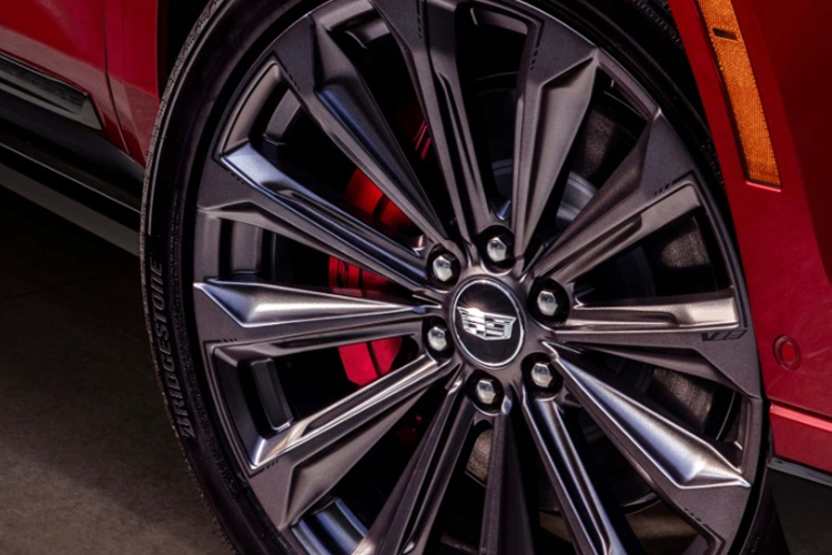 Cuối cùng là bản Cadillac Escalade-V 2025 cao cấp có giá 161.990 USD (4,052 tỷ đồng), tăng 6.475 USD (161,9 triệu đồng). Những thay đổi của Escalade 2025 thể hiện rõ ràng ngay từ phần đầu xe với cụm đèn pha đặt dọc lấy cảm hứng từ phiên bản chạy điện Escalade IQ.