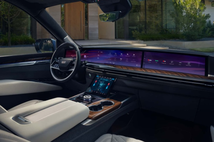 Khu vực phía sau của xe vẫn giữ nguyên thiết kế vuông vức đặc trưng nhưng cụm đèn hậu đã được làm mới, đi kèm cản sau và ống xả có phong cách thể thao hơn. Ở phiên bản tiêu chuẩn, Escalade được trang bị bộ mâm 22 inch. Bên cạnh đó, hãng còn cung cấp tùy chọn mâm 24 inch cho các khách hàng ưa thích phong cách thể thao.