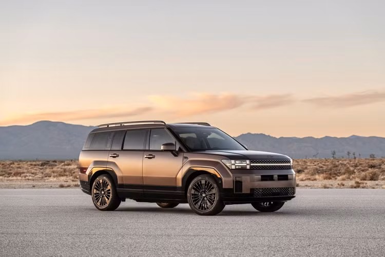 Để lấy lại được phong độ, có lẽ hãng xe Hàn Quốc nên gấp rút thay đổi thiết kế của SantaFe. Trên thực tế, rất nhiều mẫu xe của hãng như: Palisade, Grandeur vẫn được nhiều người ưa chuộng. Hoặc nếu muốn phá cách, đổi mới hơn, Hyundai có thể học hỏi thiết kế từ mẫu Kia EV9.