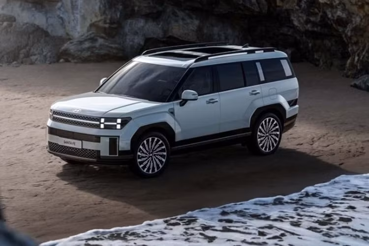 Theo đó, kể từ khi ra mắt phiên bản nâng cấp giữa vòng đời, Kia Sorento đã liên tục dẫn đầu toàn thị trường và trở thành mẫu xe bán chạy trong 8 tháng liên tiếp, thậm chí, có những tháng doanh số của Kia Sorento còn gấp đôi Hyundai SantaFe 2024 mới.