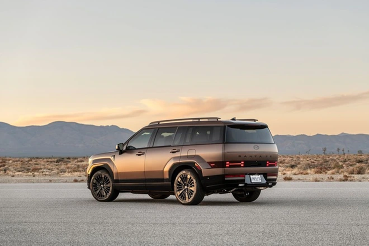 Trước mắt, Hyundai cũng có thể giới thiệu ngay phiên bản tiền facelift sửa đổi đi các yếu tố gây tranh cãi của mẫu xe SUV Hyundai SantaFe để giúp mẫu SUV cỡ D này sớm lấy lại được phong độ vốn có.