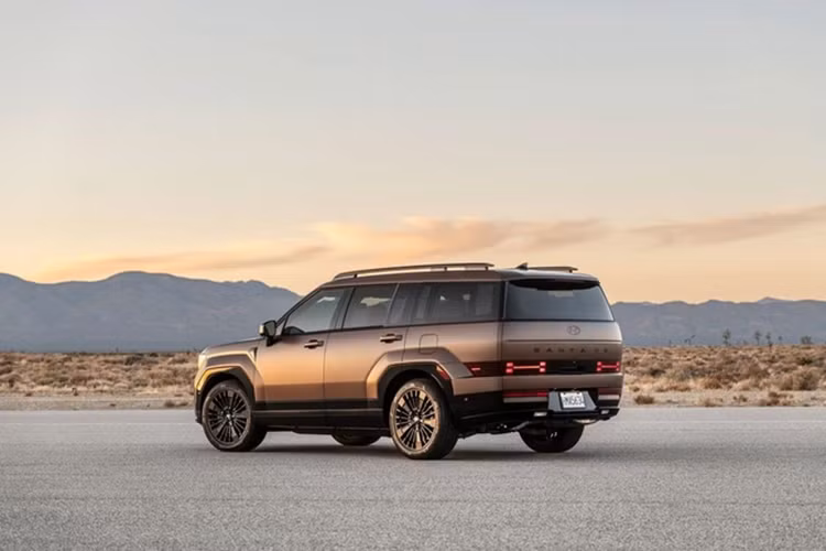 Trước mắt, Hyundai cũng có thể giới thiệu ngay phiên bản tiền facelift sửa đổi đi các yếu tố gây tranh cãi của mẫu xe SUV Hyundai SantaFe để giúp mẫu SUV cỡ D này sớm lấy lại được phong độ vốn có.